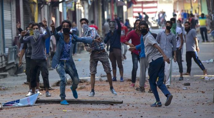 सेना के खिलाफ़ प्रदर्शन