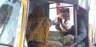 बैंक की लाइन में खड़े