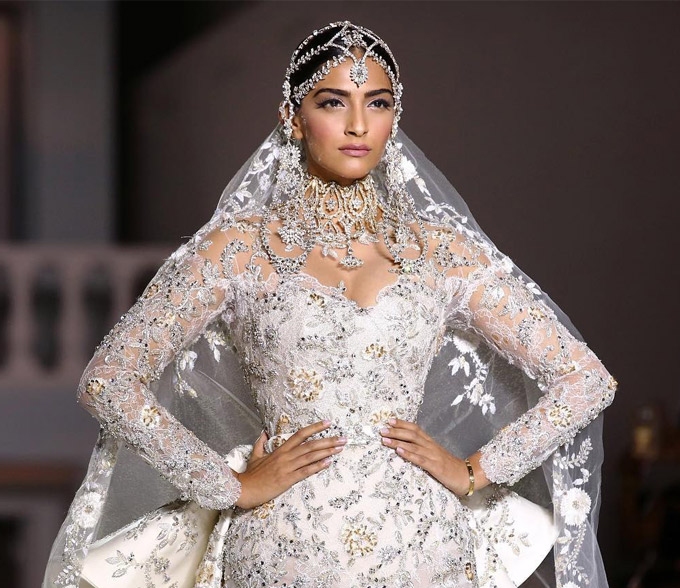 बॉलीवुड की फैशन डीवा सोनम कपूर का प्रिंसेस अवतार देख लोगों के उड़े होश